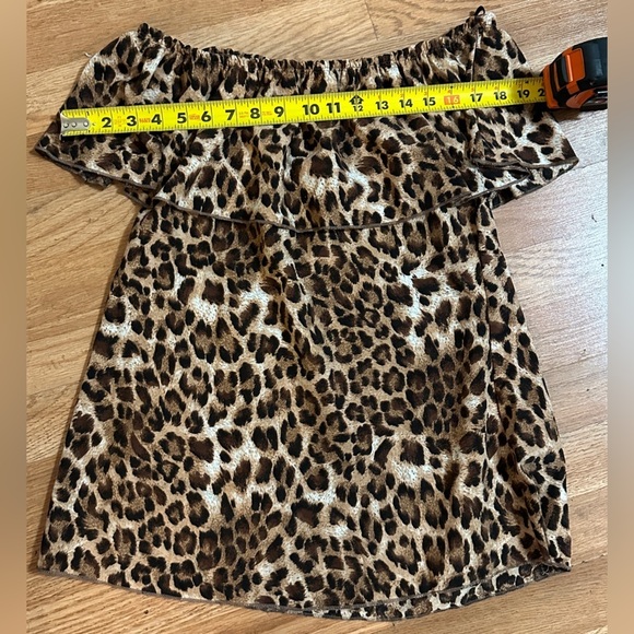 Cheetah off the shoulder blouse Large - Picture 3 of 4